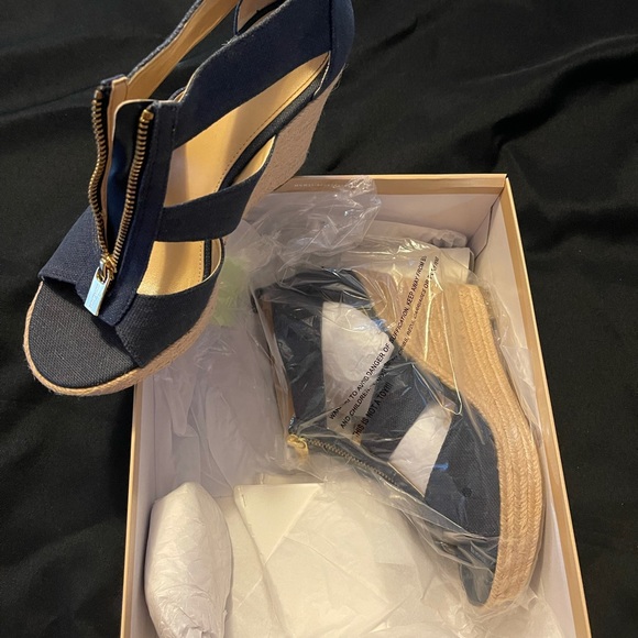 BRAND NEW! Michael Kors Sandals - Picture 2 of 8